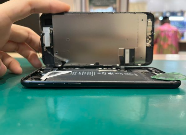 iPhone8（アイフォーンエイト）バッテリー交換！40分で膨張トラブルを解消【スマホ修理工房ペリエ千葉店】